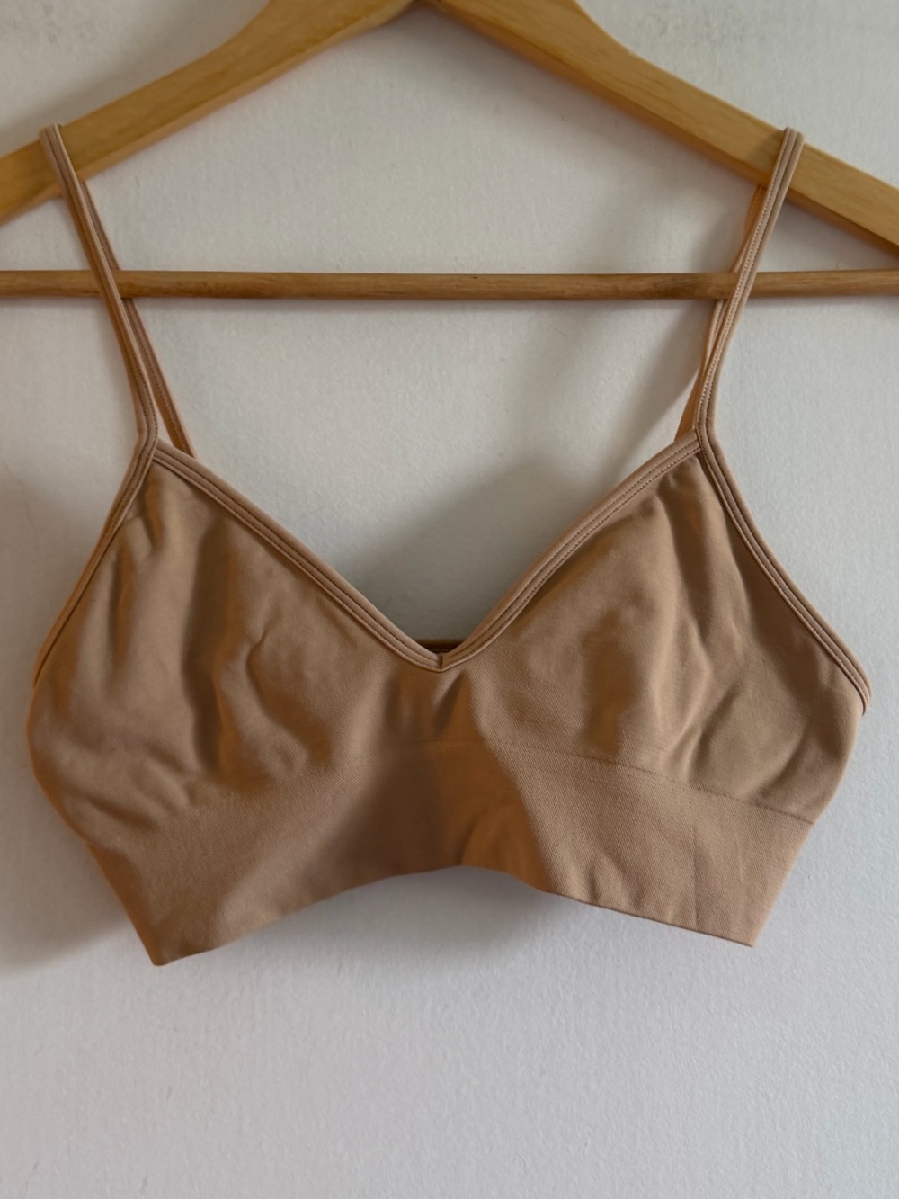 SKIMS Light Tan Seamless Classic Comfy Neutral Bralette size Small EUC - Picture 3 of 5